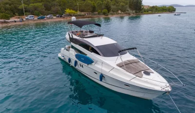 Salut Yacht